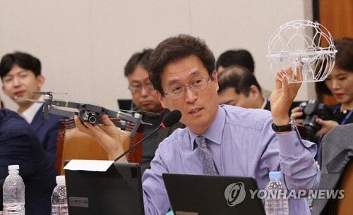 지난 2019년 국회에서 열린 국토위 국정감사에서 당시 자유한국당 함진규 전 의원이 질의하고 있다. 연합뉴스
